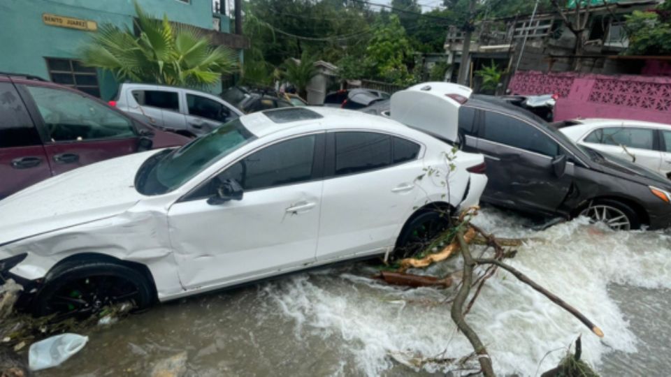 Autos arrastrados por el agua en la colonia Nuevo México, en Guadalupe.