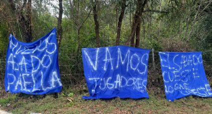 Aficionados colocan mantas en apoyo a Rayados en El Barrial 