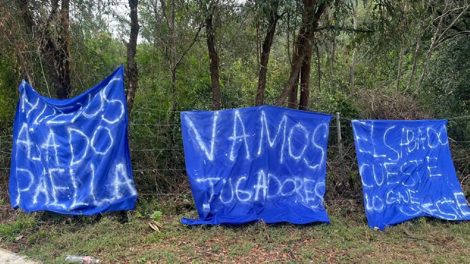 Un aficionado anónimo colocó diferentes mantas a un lado de El Barrial.