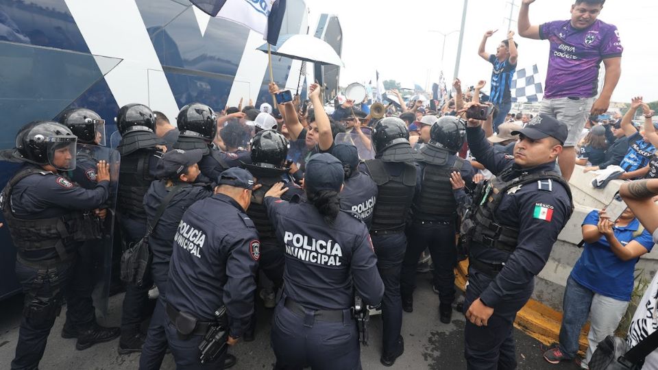 Policías de Guadalupe junto al autobús de Rayados