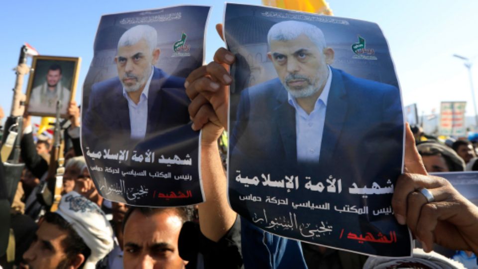 Simpatizantes hutíes sostienen carteles que muestran al difunto líder de Hamás, Yahya Sinwar, durante una manifestación de solidaridad con los pueblos libanés y palestino en Saná, Yemen, el 18 de octubre de 2024.