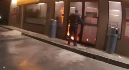 Video: Policías de Escobedo salvan a empleada de Oxxo en incendio