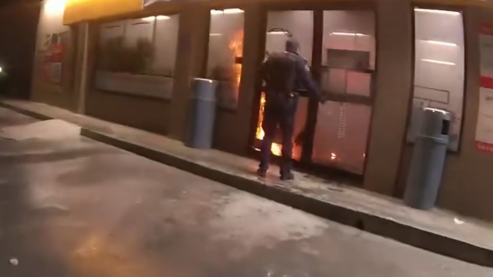 Incendio dentro de un Oxxo en Escobedo.