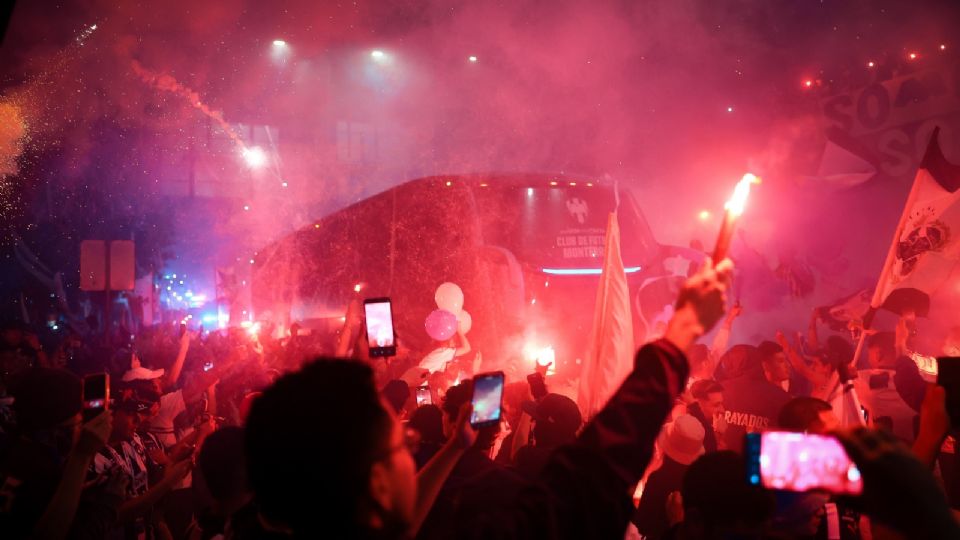 La afición albiazul demuestra su pasión y entrega antes del encuentro.