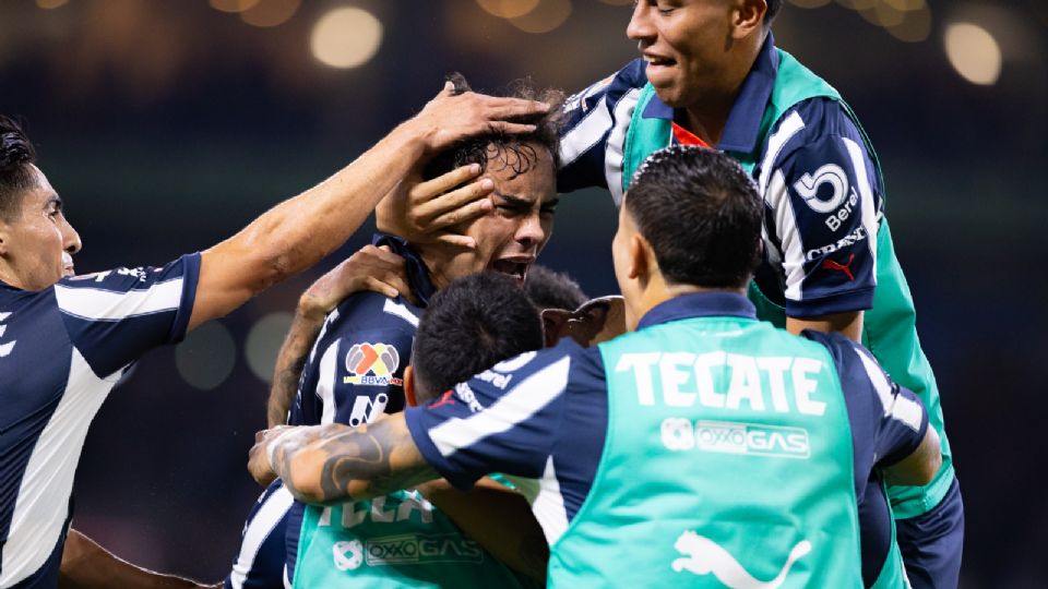 Iker Fimbres, canterano de Rayados, celebra su segundo gol frente a Tigres