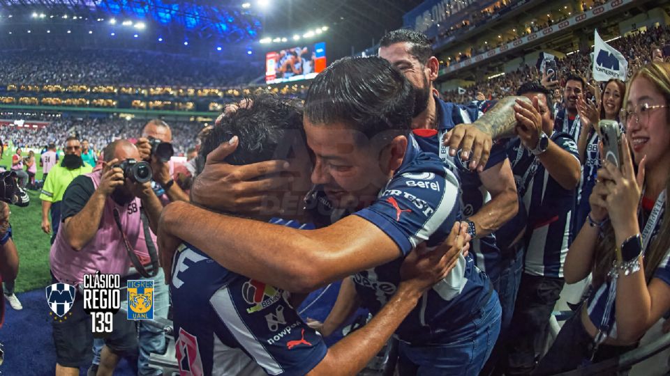 Iker Fimbres abraza a su padre tras su gol frente a Tigres en el Clásico Regio