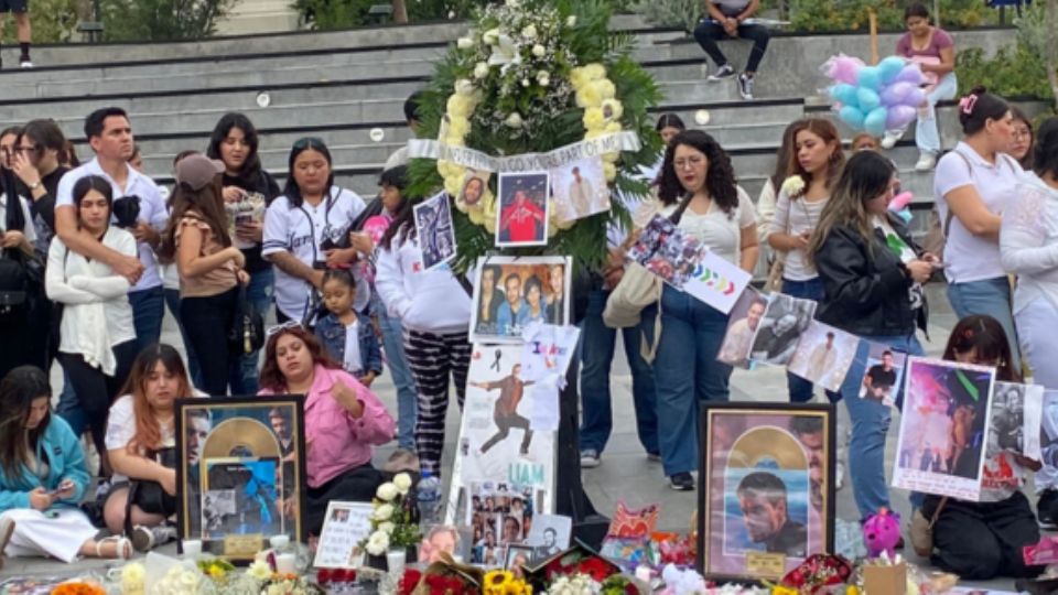 En el lugar se colocó una corona fúnebre y fotos del cantante.