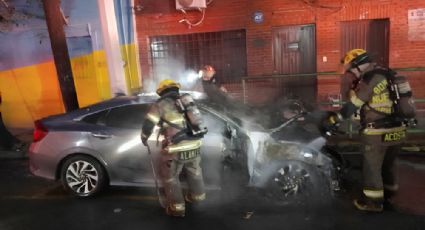 Alarma a vecinos incendio de dos autos en el centro de Monterrey