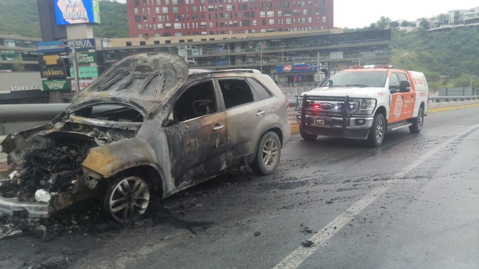 Incendio de vehículo en Monterrey.