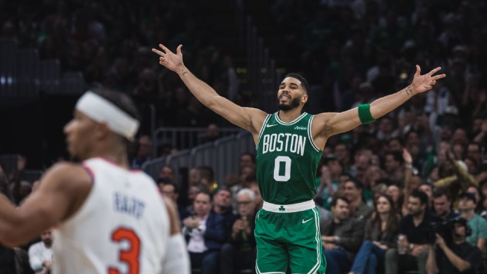 Tatum lidera a los Celtics en un debut histórico en la NBA