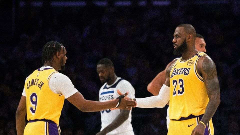 LeBron y Bronny James comparten cancha por primera vez en un partido de la NBA.