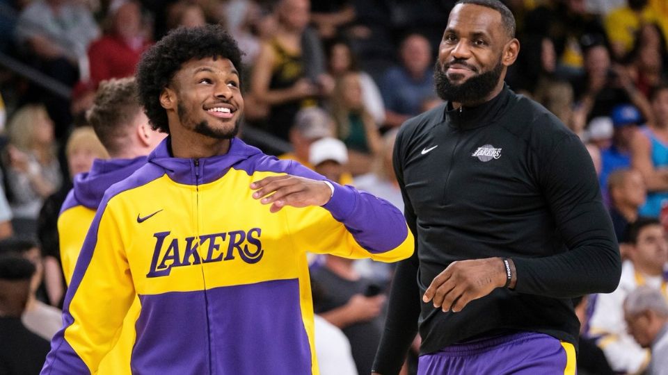 LeBron y Bronny jugaron juntos en el primer partido oficial de los Lakers en la NBA