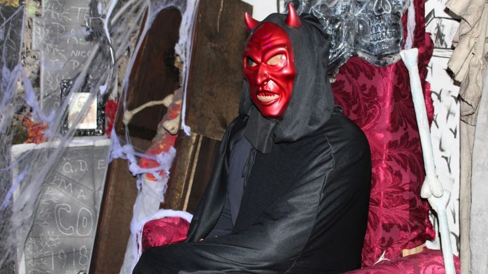 Joven disfrazado de diablo en Halloween