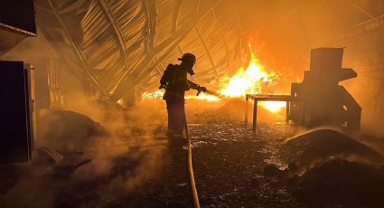 Se incendia fábrica de plásticos en Escobedo; desalojan a 30 personas