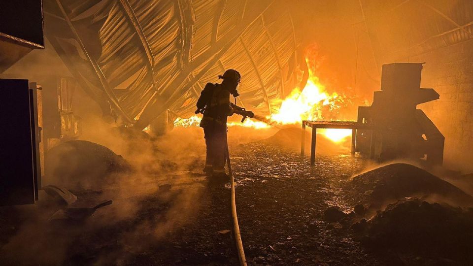 Un incendio de una fábrica en Escobedo, causó que se desalojaran al menos 30 personas.