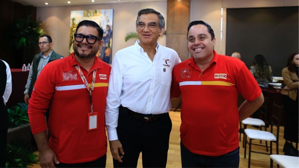 Américo Villarreal (centro), gobernador, se toma la foto con personalidades de Oxxo