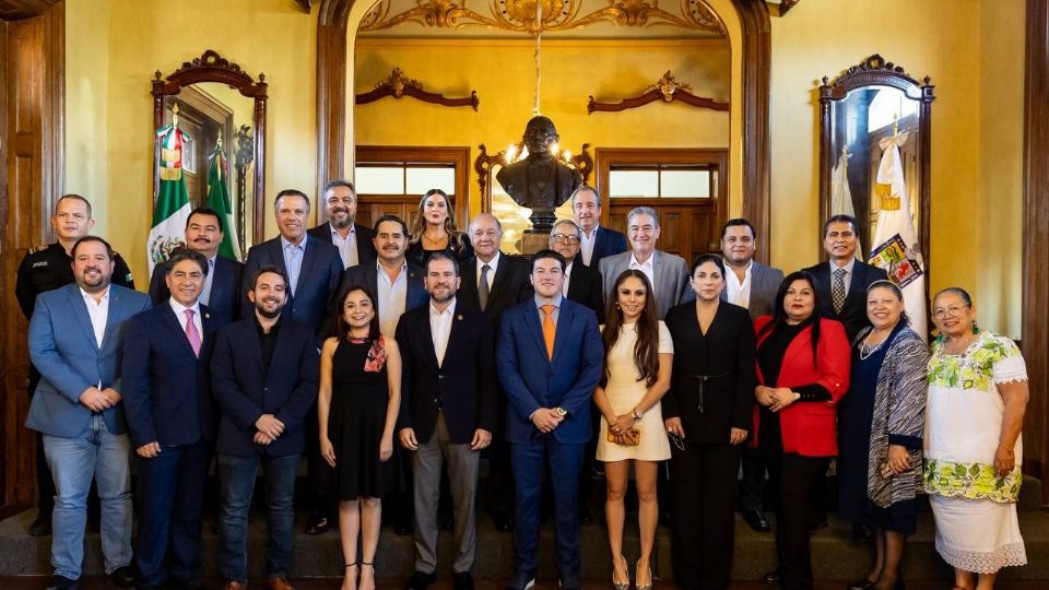 Fotografía del gobernador Samuel García con los diputados.