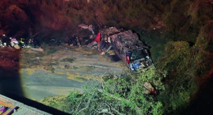 Choque de autobús y tráiler deja 24 muertos en Zacatecas