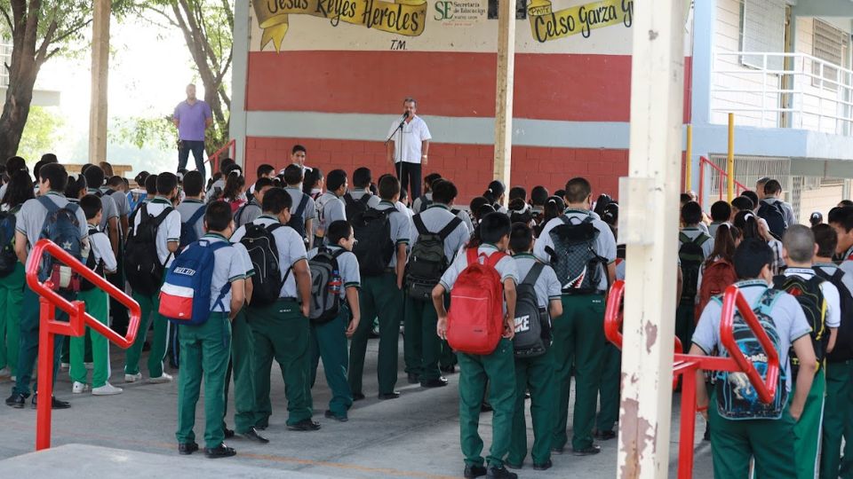 Alumnos de escuela pública de Monterrey