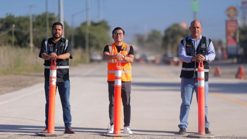 Alcalde Félix Arratia (centro) en la Carretera a San Roque recién reabierta