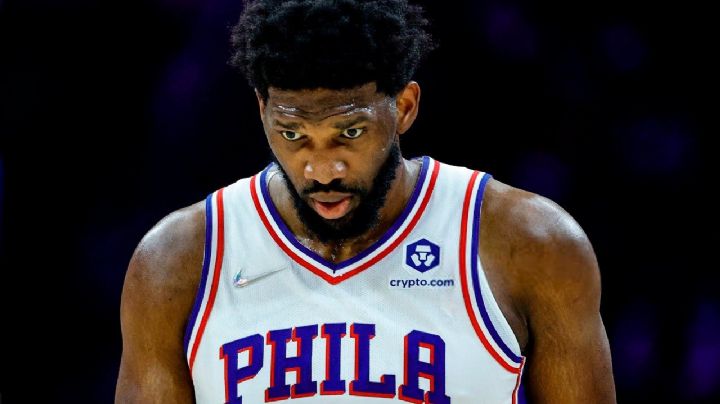 NBA multa a los 76ers por mentir sobre la lesión de Joel Embiid