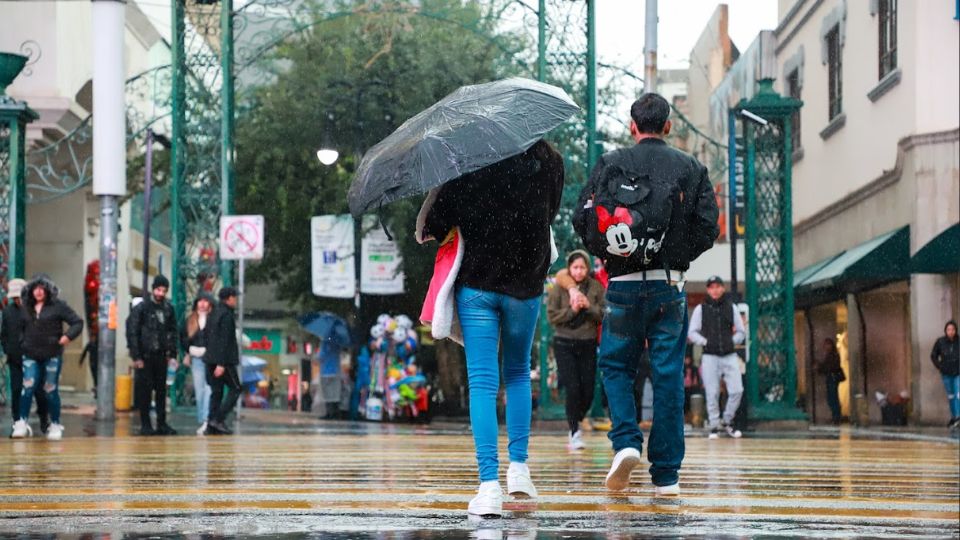 Lluvias caen en el centro de Monterrey