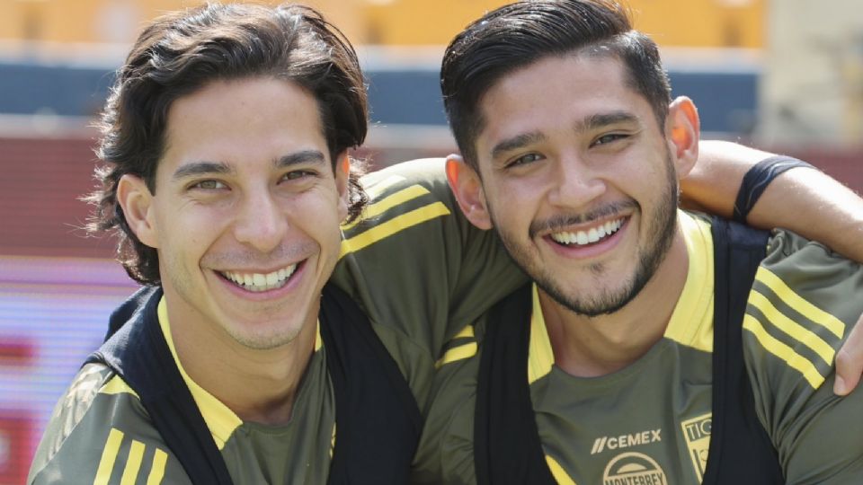 Diego Lainez junto a Jesús Garza en el entrenamiento del equipo en el Estadio Universitario