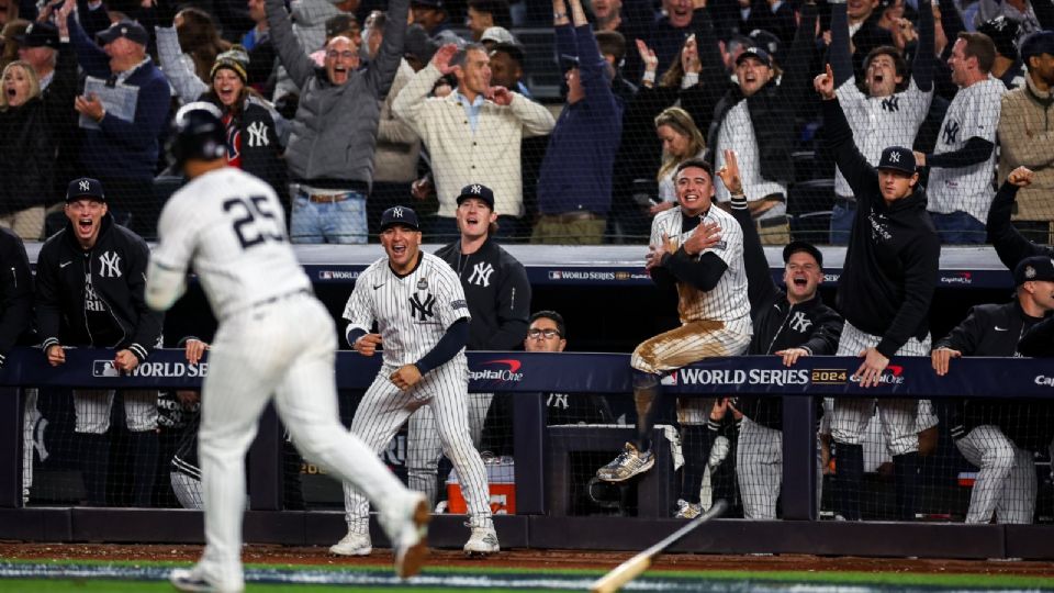 Volpe y los jugadores de Yankees celebran el cuadrangular de Torres en el Juego 4 de la Serie Mundial