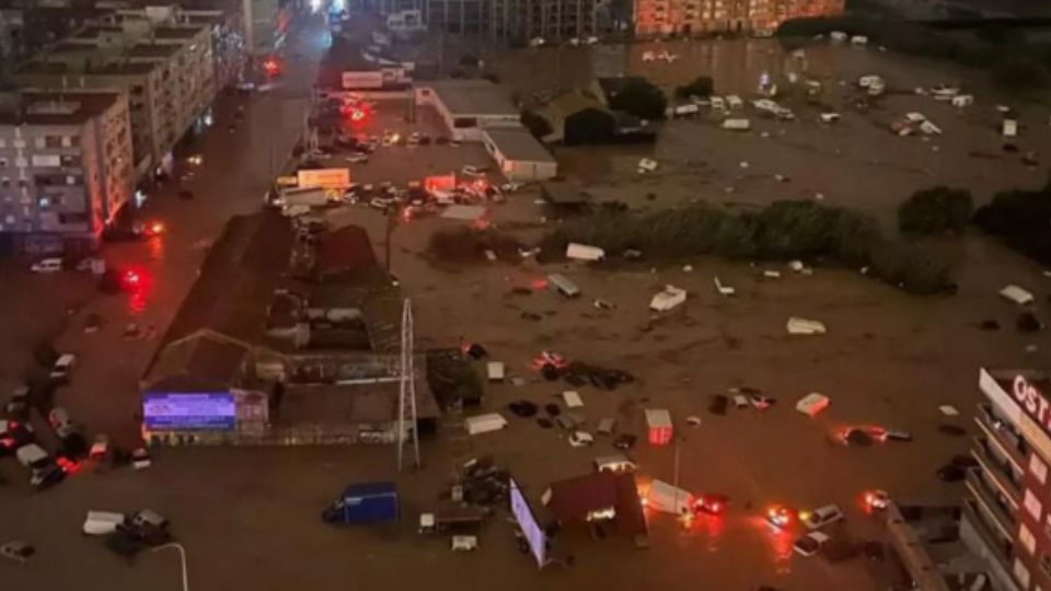 Autos bajo la inundación en Valencia, España.