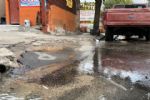 Dueños de coctelería en el centro de Monterrey denuncian fuga de agua; AyD no acude al llamado