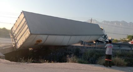 Tráiler cae en canal y bloquea vialidad en Libramiento Noroeste