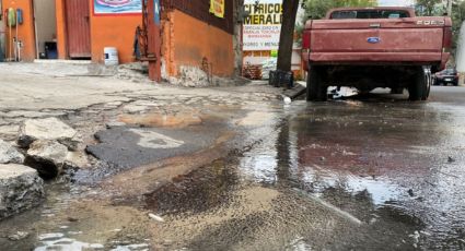 Dueños de coctelería en el centro de Monterrey denuncian fuga de agua; AyD no acude al llamado