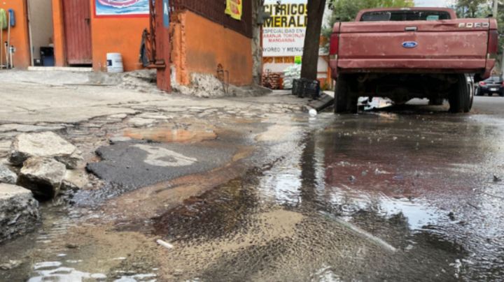 Dueños de coctelería en el centro de Monterrey denuncian fuga de agua; AyD no acude al llamado