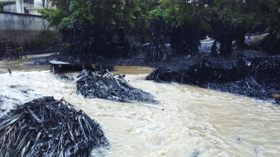 Arroyo contaminado por derrame de Pemex | Facebook / Romualdo Garcia de Luna