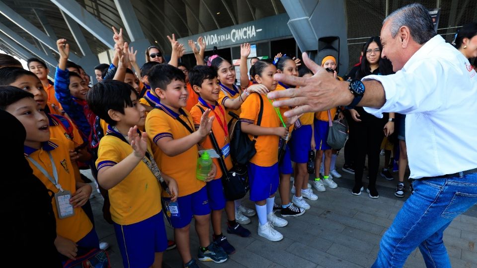 Reúnen a niños para llevarlos al FIL de Monterrey