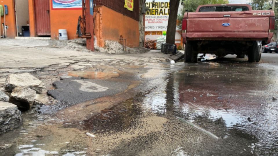 Fuga de agua potable en el centro de Monterrey.