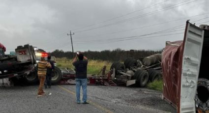 Vuelca tráiler con familia que viajaba de Monterrey a Altamira; menor de edad muere