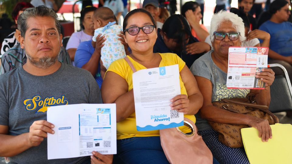 Ciudadanos beneficiados por programa 'Liquida Ahorra' | Facebook / Agua y Drenaje de Monterrey