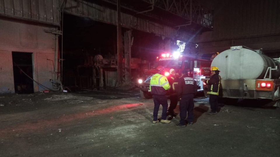 Cuerpos de auxilio a las afueras de la empresa Simec | Facebook / Coordinación de Proteccion Civil Tlaxcala Oficial