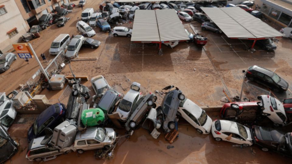 Vista general de varios vehículos dañados en Paiporta, tras las fuertes lluvias causadas por la DANA.