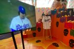 Monta Escobedo altar de muertos en memoria de Fernando Valenzuela