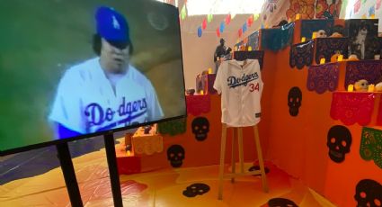 Monta Escobedo altar de muertos en memoria de Fernando Valenzuela