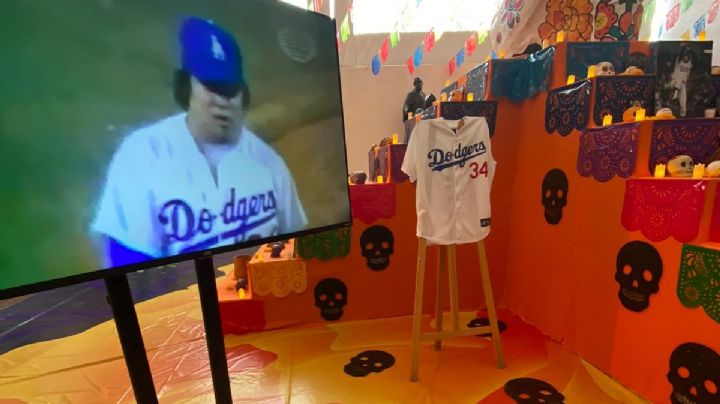 Monta Escobedo altar de muertos en memoria de Fernando Valenzuela