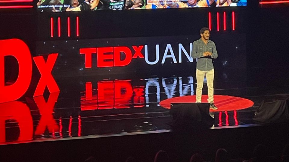 Un mensaje de humildad y perseverancia de Damián Álvarez en TEDx UANL.