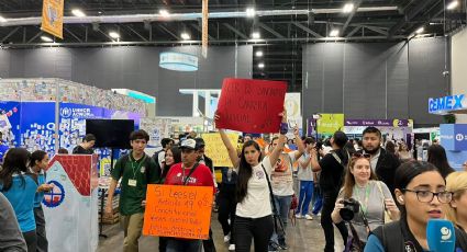 Trabajadores del Poder Judicial protestan en silencio en la Feria del Libro en Monterrey