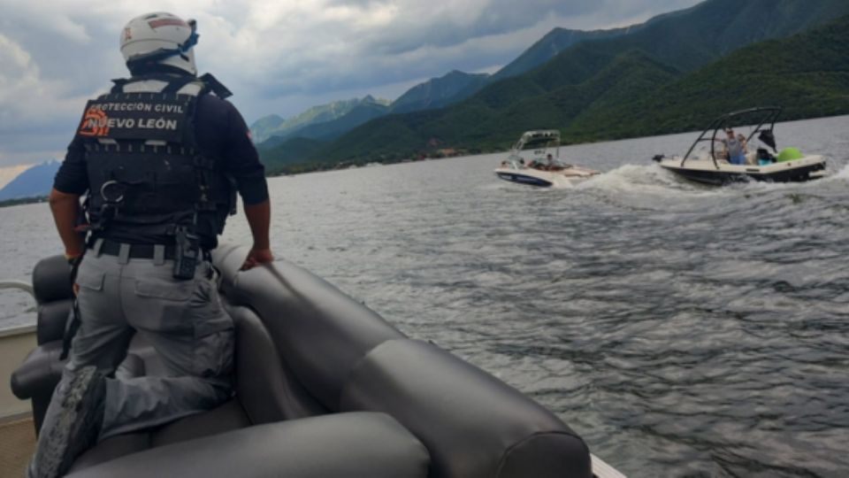 Rescate a tripulantes de una lancha que terminó varada en la presa La Boca.