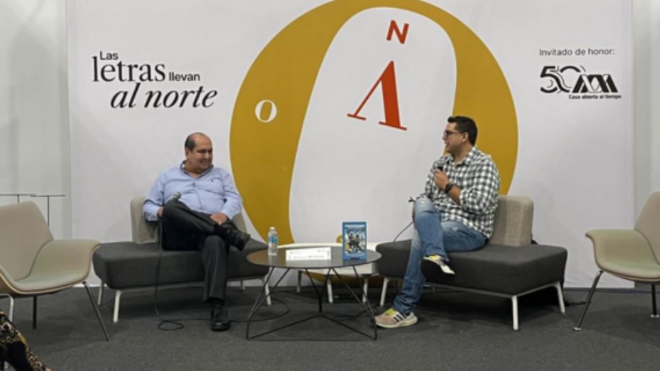 periodista Homero Hinojosa durante la presentación de su libro Periodismo Para Valientes.