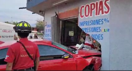 Auto se impacta contra la pared de una papelería en Monterrey; una mujer resulta herida