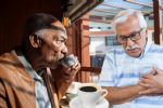 ¿Cuáles son los riesgos de tomar mucho café después de los 60, según estudio?