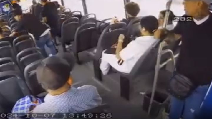 Video: Cuatro hombres armados asaltan a pasajeros de camión en Monterrey